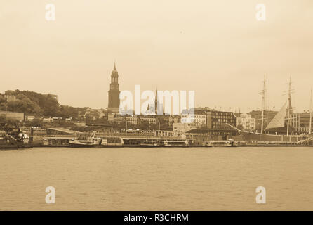 Hamburg, Deutschland - 27. Oktober 2016. Blick auf die St. Pauli Landungsbrücken, einem der Hamburger Sehenswürdigkeiten, mit Kirche St. Michaelis, die Gustav Ado Stockfoto