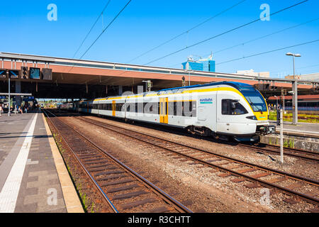 Düsseldorf, Deutschland - Juli 02, 2018: Moderne Lokomotive Bahn im Düsseldorfer Hauptbahnhof in Düsseldorf Stadt in Deutschland Stockfoto