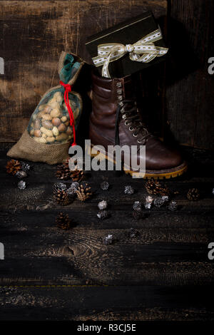 Nikolaus Stiefel mit Muttern und Orangen Stockfoto