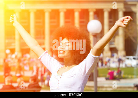 Junge Frau in die Stadt in der Sonne Stockfoto