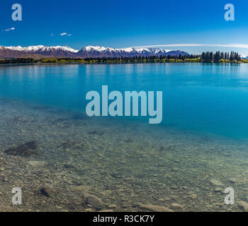 Lake Ruataniwha, Neuseeland, Südinsel, Bäume und Berge, Wasser Reflexionen Stockfoto