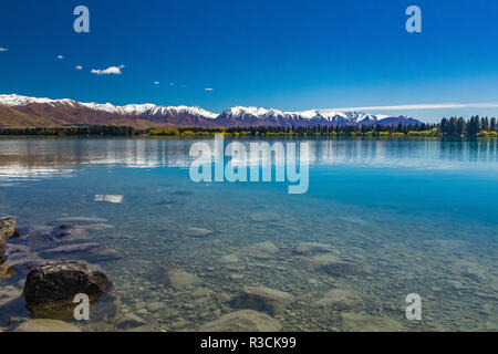 Lake Ruataniwha, Neuseeland, Südinsel, Bäume und Berge, Wasser Reflexionen Stockfoto