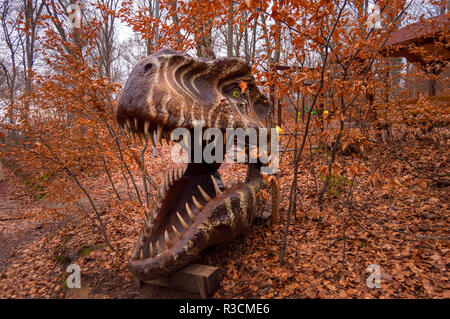 Rasnov, Rumänien - 4. Dezember 2017: Riesige T-Rex Kopf mit Dino Park Rosenau, die nur Dinosaurier Theme Park in Rumänien und die größte ihrer Art im Süden - e Stockfoto