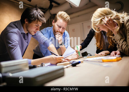 Geschäftsleute im Büro zusammenarbeiten und gemeinsam am Projekt Stockfoto