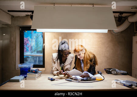 Designer arbeiten in modernen Büros Stockfoto