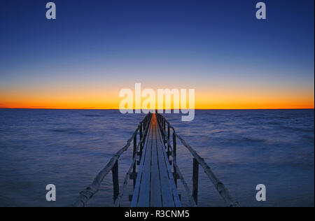 Kanada, Manitoba, Winnipeg. Pier am Lake Winnipeg in der Morgendämmerung. Stockfoto