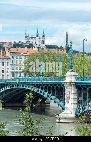 Blick auf Notre Dame De Fourviere, Universität Brücke, Lyon, Frankreich, Europa Stockfoto