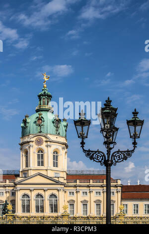 Deutschland, Berlin. Schloss Charlottenburg. Fassade und Dome entlang mit einem reich verzierten Straße Strassenlaterne Stockfoto