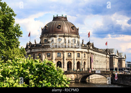 Berlin, Deutschland. Bode Museum entlang der Spree auf der Museumsinsel Stockfoto