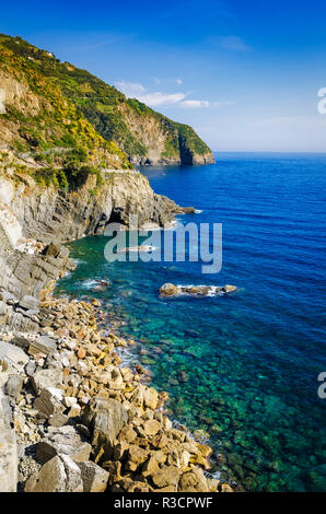 Felsige Küste entlang der Via dell'Amore (der Weg der Liebe), Riomaggiore, Cinque Terre, Ligurien, Italien Stockfoto