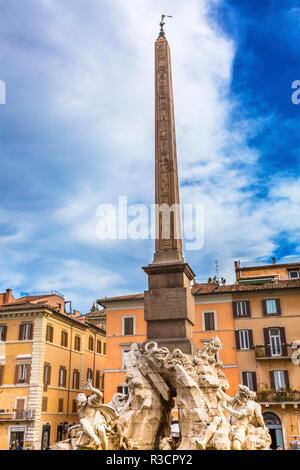 Piazza Navona Fontana dei Quattro Formi Bernini Brunnen Obelisk, Rom, Italien. Bernini erstellt der Brunnen im Jahre 1651 für Papst Innozenz Stockfoto