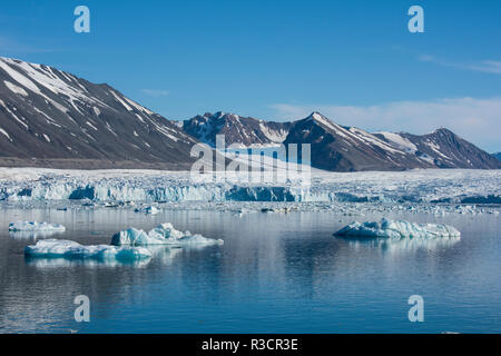 Norwegen, Svalbard, Spitzbergen. Nordvest-Spitsbergen Nationalpark, Liefdefjorden, Monacobreen, aka Monaco Gletscher. Zurückweichenden Gletscher in der Ferne. Stockfoto