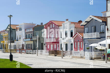 Bunte Häuser der Costa Nova, ein Badeort und Vorort von Aveiro. Wegen der vielen Kanäle Aveiro das Venedig von Portugal aufgerufen wird. Stockfoto