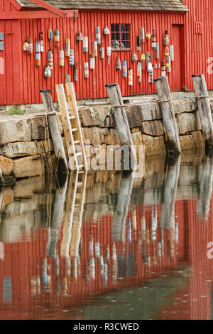 Bojen auf dem berühmten Motiv Nummer 1, Rockport Harbour, Massachusetts, Fish House. Stockfoto