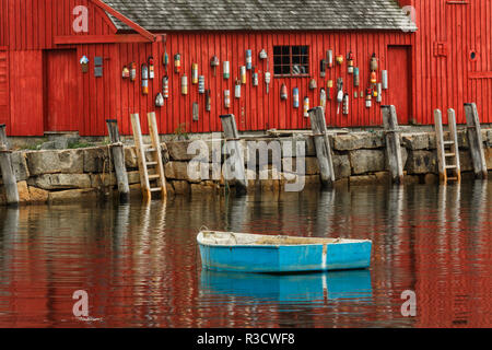 Blau Boot und berühmten Motiv Nummer 1 mit Bojen auf rote Wand, Rockport Harbour, Massachusetts Stockfoto