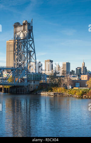 USA, Western New York, Buffalo, Skyline und der Michigan Avenue Bridge Stockfoto