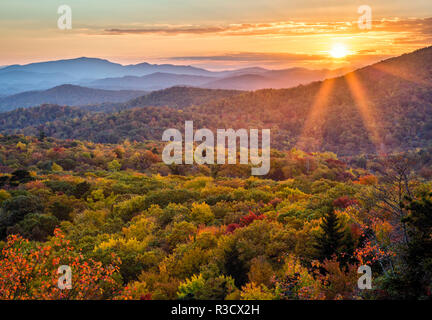 USA, North Carolina, Blue Ridge Parkway. Herbst Sonnenuntergang von Beacon Heights Stockfoto