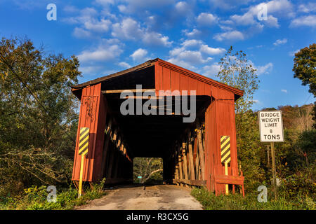 Kidwell überdachte Brücke 1880 über Sonntag Creek in Athens County, Ohio, USA gebaut Stockfoto