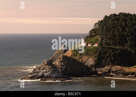 Heceta Head Lighthouse am Nachmittag, Heceta Head Lighthouse State Scenic Viewpoint, in der Nähe von Florence, Oregon Stockfoto