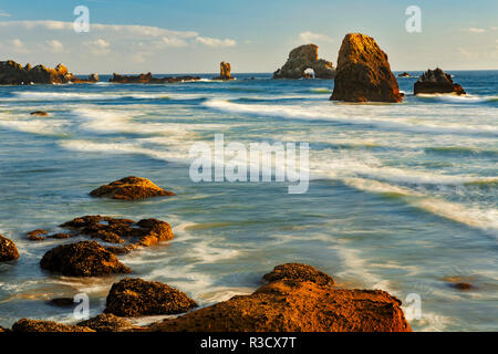 Sea Lion Rock aus indischen Strand bei Sonnenuntergang, Ecola State Park, Illinois Stockfoto