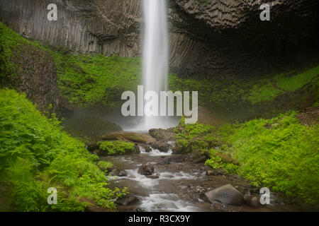 USA, California, Columbia River Gorge. Latourell Falls und Stream. Stockfoto