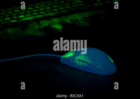 Forensische Wissenschaft, Spritzer der Fingerabdrücke auf dem Computer Tastatur und Maus zeigen sich nach mit UV-Pigmenten, die in der UV-Licht entstaubt werden Stockfoto