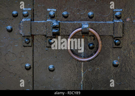 USA, WA, Fort Flagler State Park. Close-up des Ersten Weltkrieges bunker Türverriegelung. Stockfoto