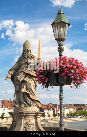 Statue auf Alte Mainbrücke, Würzburg, Bayern, Deutschland Stockfoto