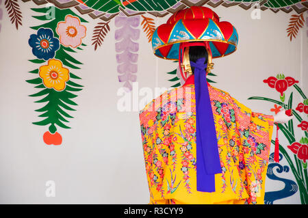 Okinawa, Japan - 10. März 2013: Unbekannter Tänzerin Durchführung Okinawa traditionellen Tanz in Shuri Castle Stockfoto