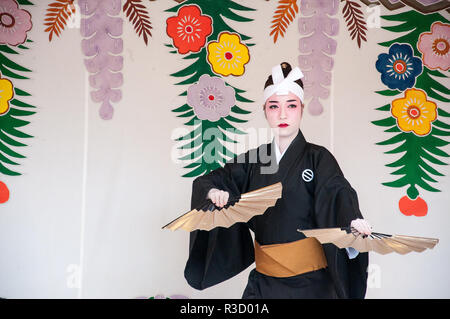 Okinawa, Japan - 10. März 2013: Unbekannter Tänzerin Durchführung Okinawa traditionellen Tanz in Shuri Castle Stockfoto