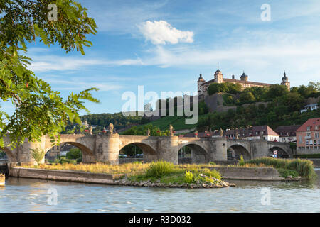 Die Festung Marienberg und die Alte Mainbrücke, Würzburg, Bayern, Deutschland Stockfoto