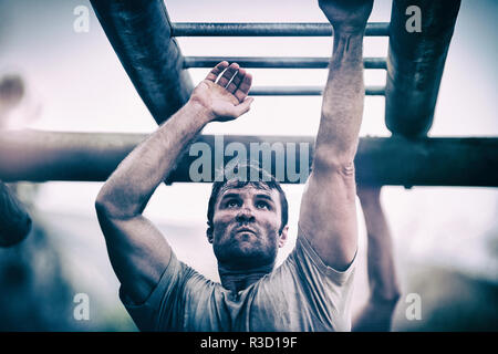 Soldat klettern Monkey Bars Stockfoto