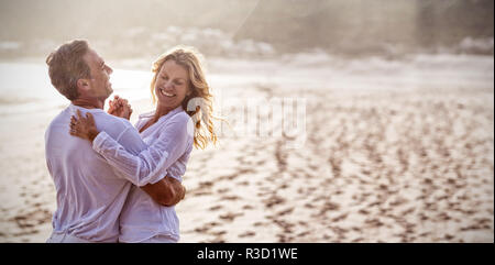 Reifes Paar gemeinsam Spaß am Strand Stockfoto