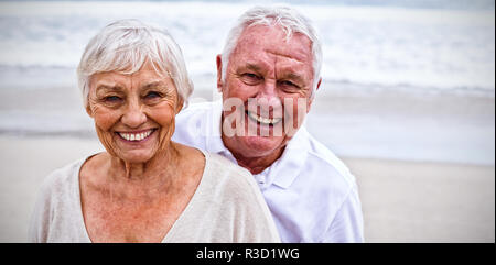 Portrait von Senior Paar stehend auf den Strand Stockfoto
