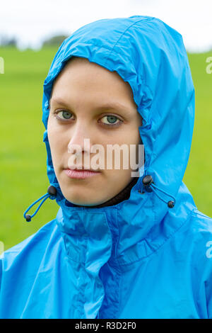 Junge, traurige Frau im Regen Stockfoto