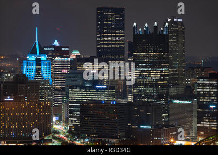 Stadt Pittsburgh, Pennsylvania, bevor ein Sonnenaufgang am Mount Washington gesehen. Stockfoto