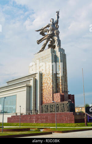 Arbeitnehmer und Kolchose Frau, Alexeyevsky District, Moskau, Russland Stockfoto