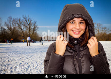 Porträt einer jungen Frau im winter Stockfoto