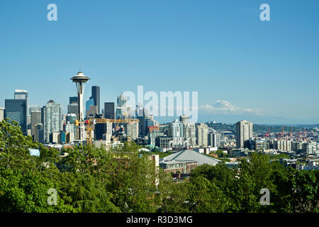 Usa, WA, Seattle. Queen Anne, Blick auf die Innenstadt von Kerry Park, Mount Saint Helens im Hintergrund Stockfoto