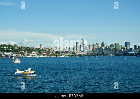 Usa, WA, Seattle. Den Union See und Blick auf die Innenstadt von Gas Park Stockfoto