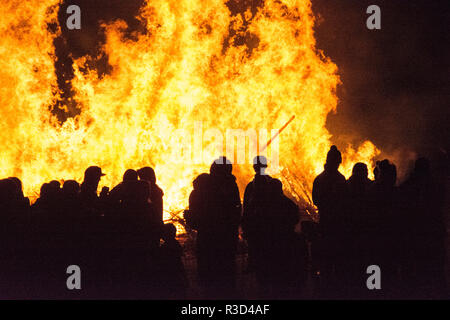 Die Menschen feiern 5. November Bonfire Night Stockfoto