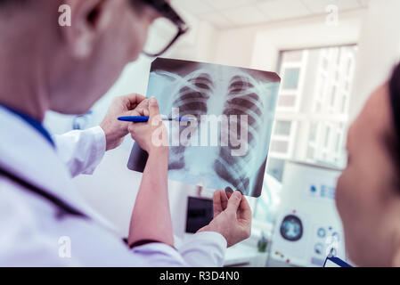 Zwei Profis. Kompetente Praktiker in der Nähe von seinem Kollegen, während die Analyse der Ergebnisse Stockfoto