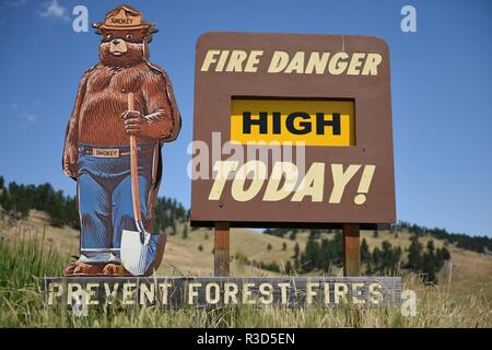 Smokey the Bear Road-side Warnschild, dass der Wald Feuer Die Gefahr ist heute im Bighorn National Forest hoch Wyoming Stockfoto