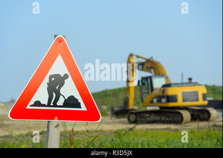 Verkehrsschilder Baustelle mit Bagger Stockfoto