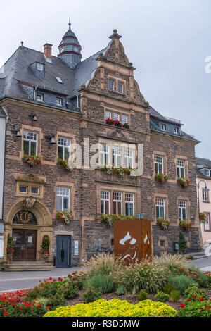 Touristische Informationen und Altes Rathaus von Saarburg auf Saar, 1906 erbaut, Naturpark Saar-Hunsrück, Rheinland-Pfalz, Deutschland, Stockfoto