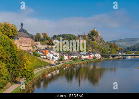 Stadt Saarburg auf Saar, Naturpark Saar-Hunsrück, von Weinbergen, überwiegend Riesling, Rheinland-Pfalz, Deutschland umgeben, Stockfoto