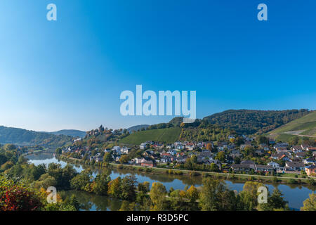 Stadt Saarburg auf Saar, Naturpark Saar-Hunsrück, von Weinbergen, überwiegend Riesling, Rheinland-Pfalz, Deutschland umgeben, Stockfoto