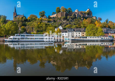 Ruine der Burg Saarburg, Stadt Saarburg auf Saar, Sportboote touring Saar, Naturpark Saar-Hunsrück, Rheinland-Pfalz, Deutschland, Stockfoto