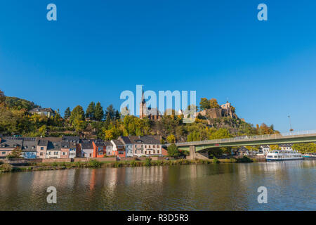 Ruine der Burg Saarburg, Stadt Saarburg auf Saar, Sportboote touring Saar, Naturpark Saar-Hunsrück, Rheinland-Pfalz, Deutschland, Stockfoto