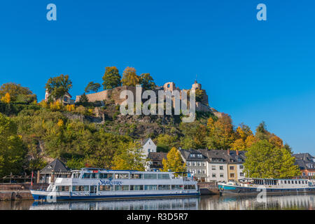 Ruine der Burg Saarburg, Stadt Saarburg auf Saar, Sportboote touring Saar, Naturpark Saar-Hunsrück, Rheinland-Pfalz, Deutschland, Stockfoto